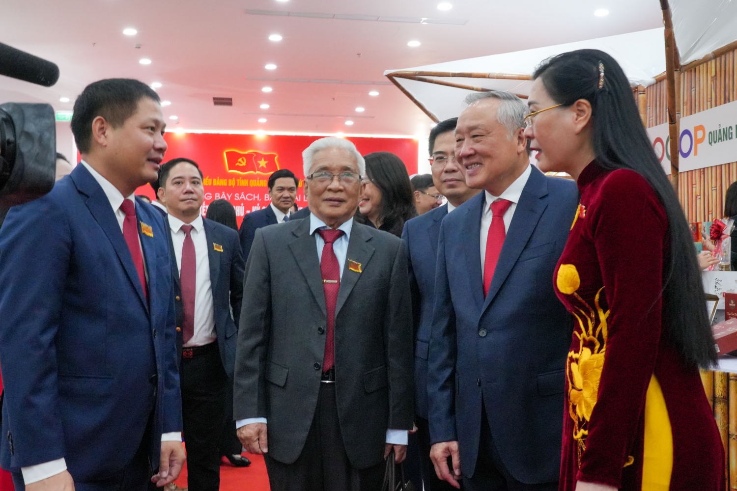 Đồng chí Bùi Ngọc Dương - Bí thư Đảng ủy, Chủ tịch HĐQT BSR báo cáo tình hình hoạt động của BSR với Phó Thủ tướng Thường trực Chính phủ Nguyễn Hòa Bình và lãnh đạo tỉnh Quảng Ngãi.